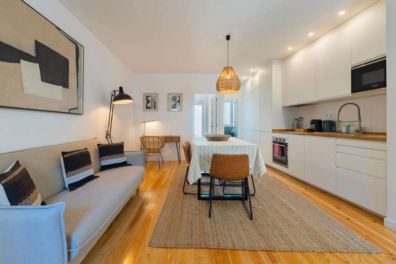 Your Dream Stay: Modern Amenities, Historic Charm Apartment *