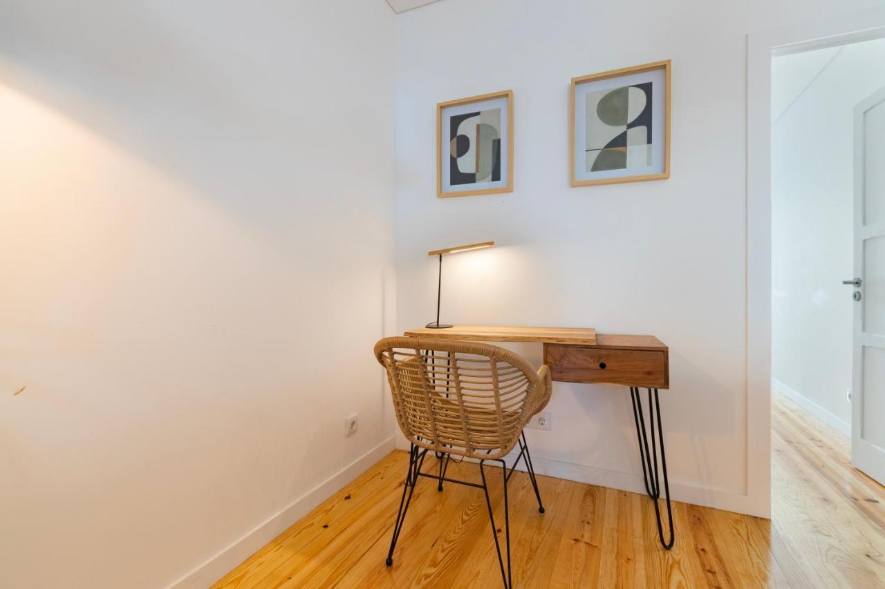Your Dream Stay: Modern Amenities, Historic Charm Apartment *